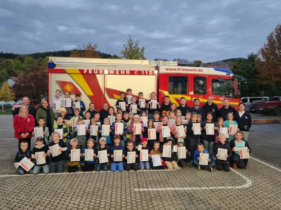 Gruppenbild der Kinderfeuerwehr nach Bestehen der Kinderflamme 1, 2 und 3